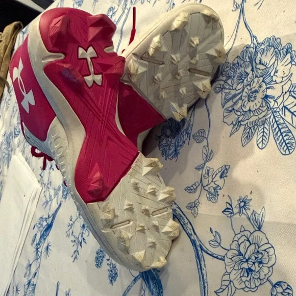 Under Armour White and Pink Kids Cleats - Picture 2 of 3